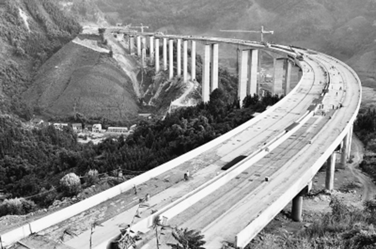 　　俯瞰建設中的拉會高架大橋，“C”字形蔚為壯觀。.jpg